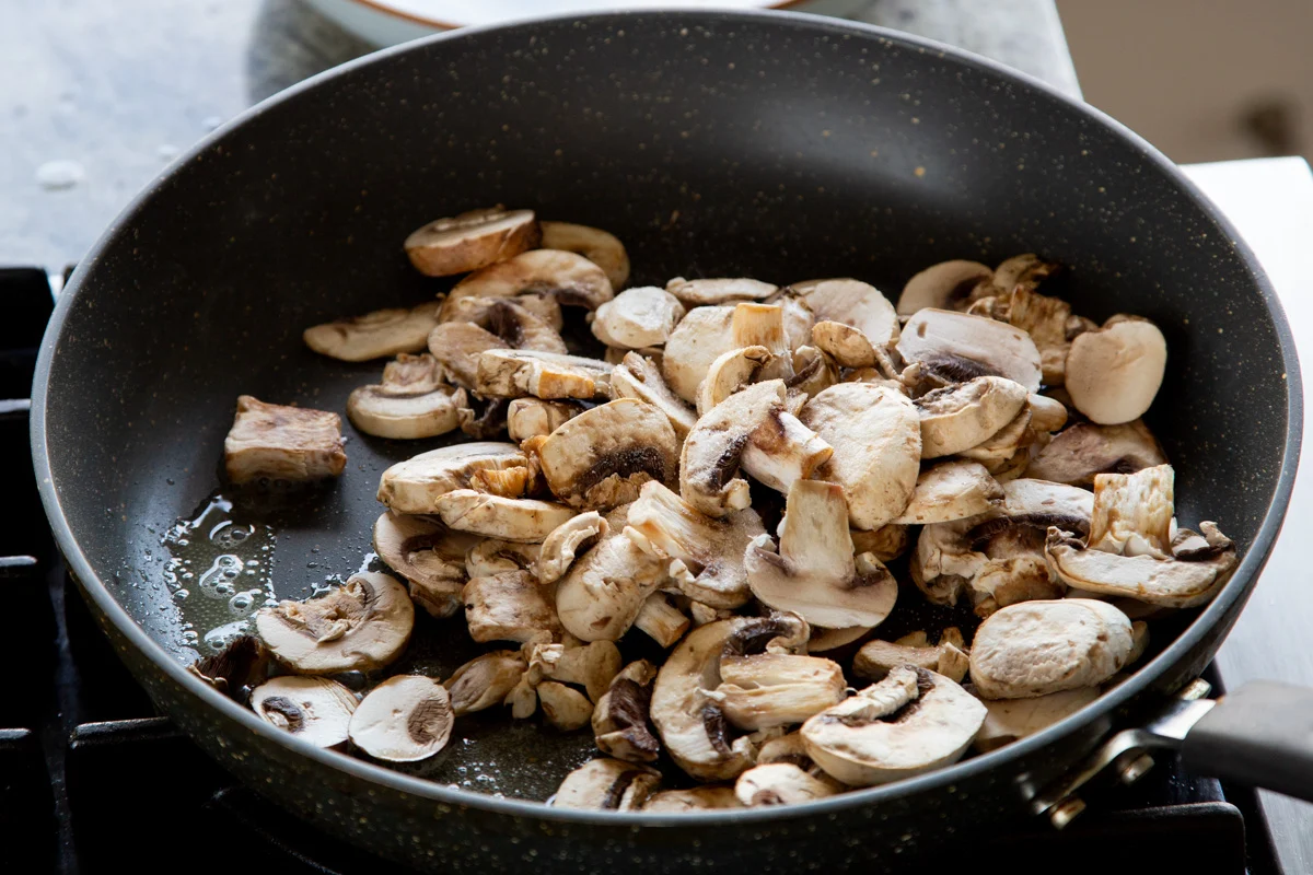 Vegan Mushroom Gravy (1 pan, 30 minutes, soy-free, with gluten-free and onion-free options)
